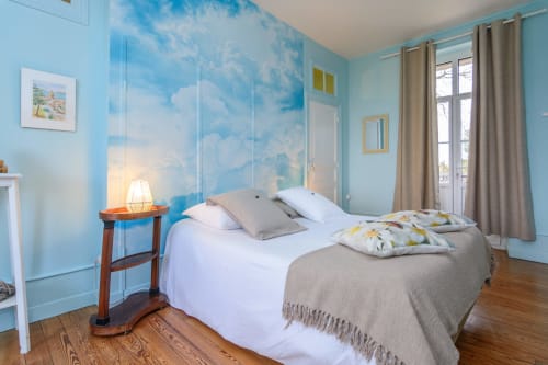 Chambre de couleur bleue avec lit de 160 X200 literie française de haute qualité.