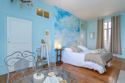 La chambre est lumineuse et exposée EST OUEST avec vue Parc.