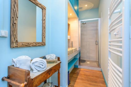 Salle de bain avec grande douche, meuble dans ancien placard avec double vasque. Chauffage électrique avec air pulsé.