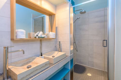 Salle de bain dans la chambre avec 2 grandes serviettes, deux petites serviettes et produits de douche. Sèche cheveux.