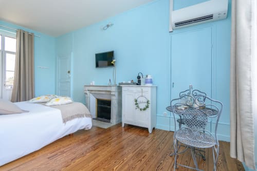 La chambre bleue est climatisée avec télévision en audio description. Double vitrage avec volets persiennes et rideaux occultants