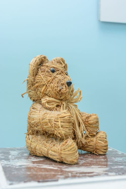 Détail de décoration avec ourson en paille 