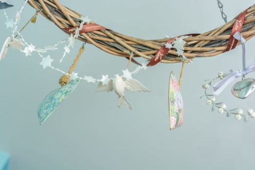 Détail de décoration avec couronne et coeurs 