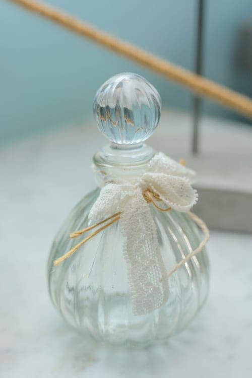 Petite bouteille en cristal détail de décoration et trouvée au château