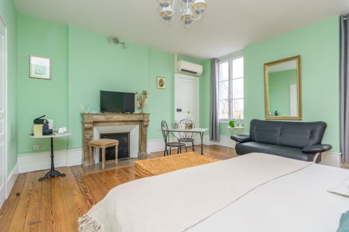 Chambre verte avec exposition EST et accès balcon qui donne au dessus de l'Orangerie