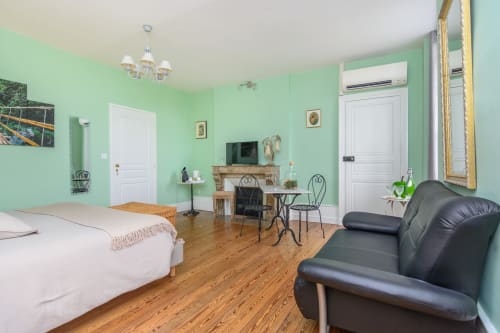 Chambre de 25M² avec placard de rangement une fenêtre dans la chambre et une porte fenêtre accs petit balcon