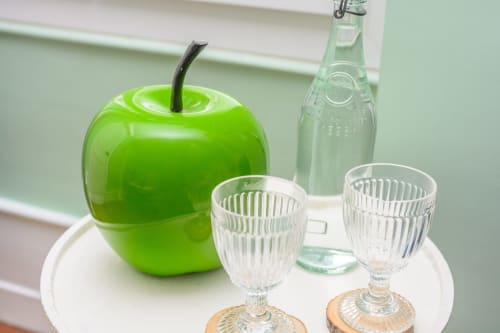 Détail avec eau filtrée et deux verres. Décoration pomme