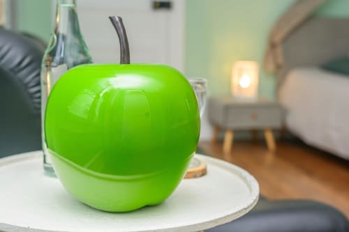 Autre vue de la décoration pomme thème sur la couleur verte de la chambre