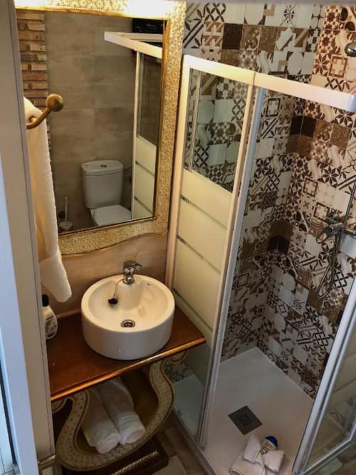 Modern bathroom in Suite B at Complejo Turístico Retiro del Teatro with round sink, shower, and decorative tile walls