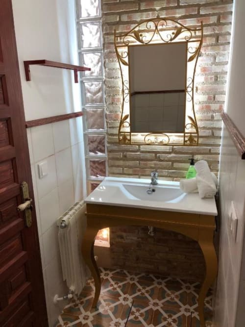 Elegant bathroom in Room 3 at Complejo Turístico Retiro del Teatro, Almagro, featuring brick walls, ornate mirror, sink, and