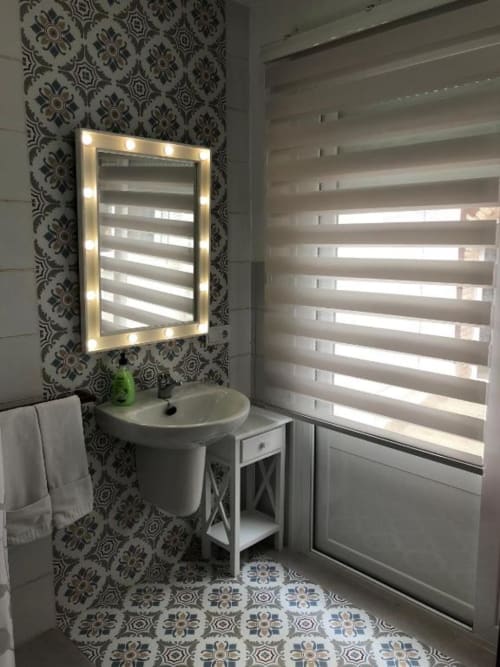 Modern bathroom at Complejo Turístico Retiro del Teatro with lighted mirror, pedestal sink, and roller blinds in Almagro