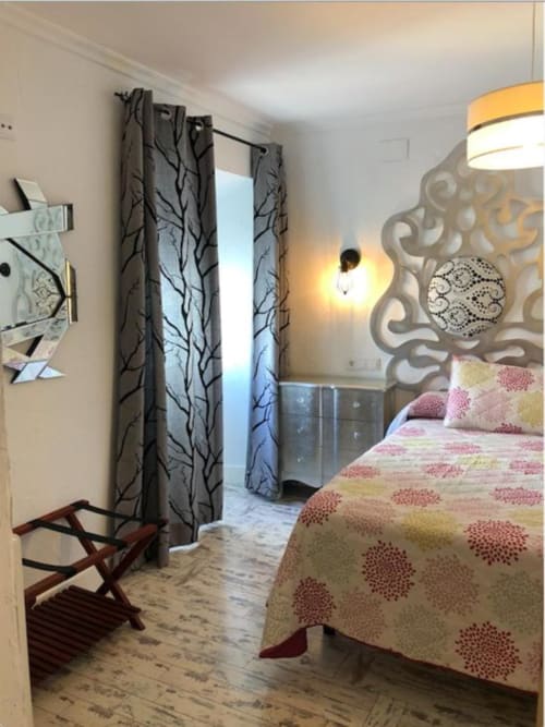Moderno dormitorio en Apartamento Corral de Comedias del Complejo Turístico Retiro del Teatro, Almagro con ropa de cama estampada