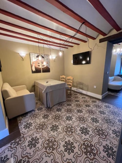 Suite Deluxe en Complejo Turístico Retiro del Teatro, Almagro - comedor con piso de azulejos decorativos y vigas de madera rústica