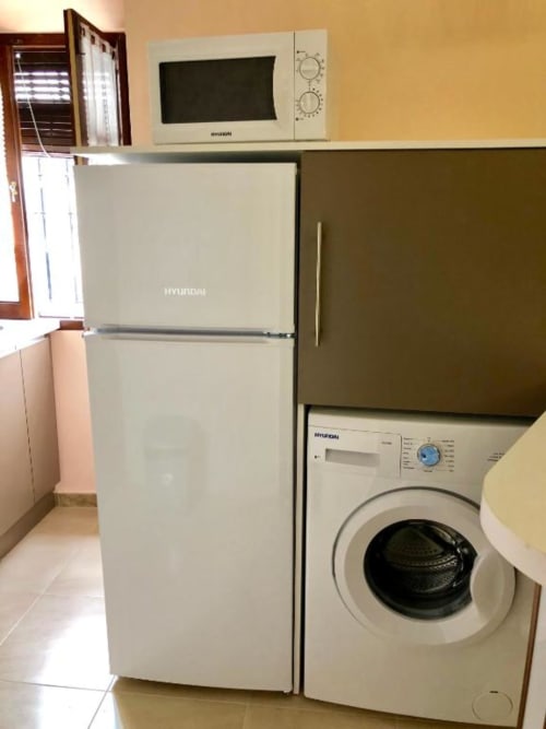 Área de cocina en Apartamento Exterior de Complejo Turístico Retiro del Teatro con refrigerador Hyundai, microondas y lavadora