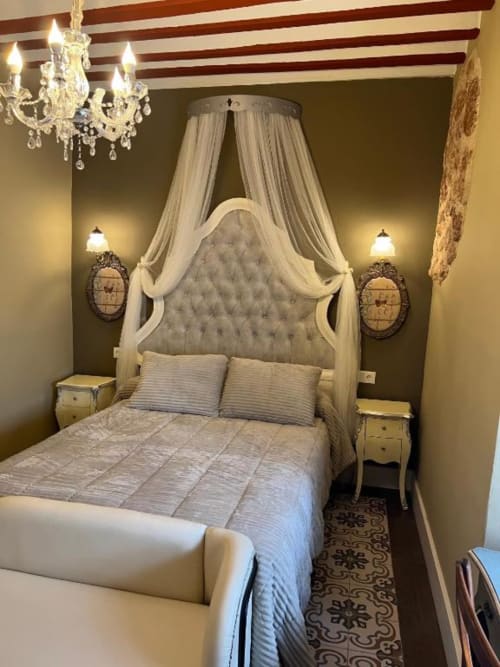 Cama con dosel de lujo en Suite Deluxe del Complejo Turístico Retiro del Teatro, Almagro, con araña de cristal y decoración elegante