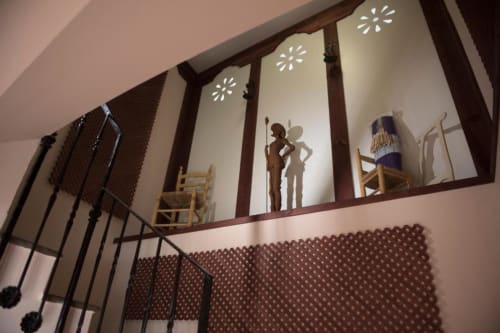 Escalera con barandillas de madera y paneles decorativos de sombra en el apartamento Complejo Turístico Retiro del Teatro, Almagro