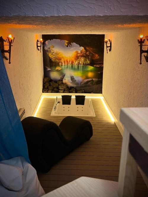 Romantic cave suite with jacuzzi and tantra chair at Complejo Turístico Retiro del Teatro, Almagro, Spain