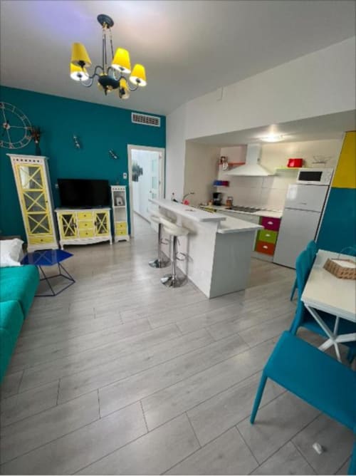Apartamento Deluxe moderno en Complejo Turístico Retiro del Teatro con paredes de acento turquesa, detalles amarillos, área de cocina