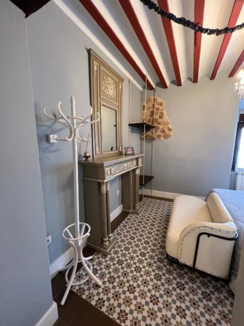 Deluxe Suite 9 entryway at Complejo Turístico Retiro del Teatro with striped ceiling, elegantly decorated vanity, and cream