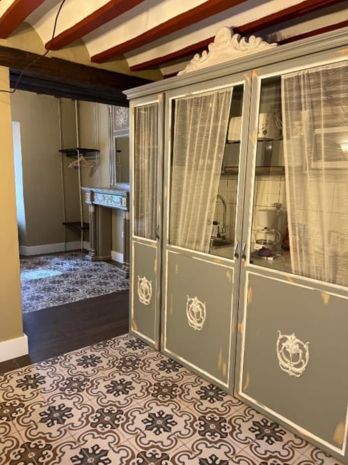 Suite Deluxe con guardarropa espejado, piso de azulejos estampados y vigas de madera vista en Complejo Turístico Retiro del Teatro
