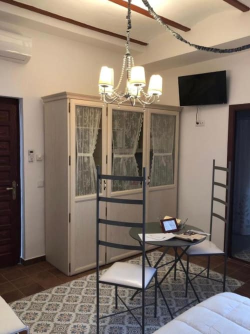 Modern bedroom at Complejo Turístico Retiro del Teatro with workspace, wardrobe, chandelier, and accessible design