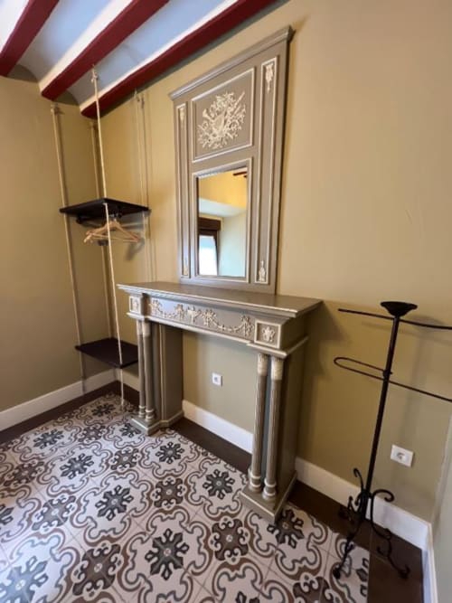 Elegante vestidor de la Suite Deluxe 10 en Complejo Turístico Retiro del Teatro con espejo ornamentado, molduras decorativas y