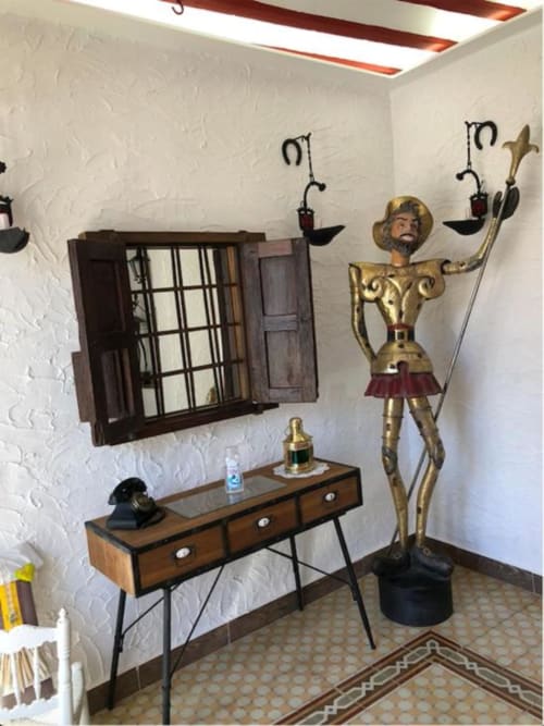 Apartamento Retiro del Teatro con escritorio vintage, espejo y estatua decorativa dorada en Almagro, Ciudad Real