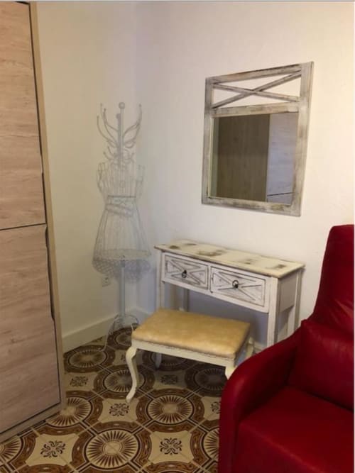 Tocador de dormitorio con espejo y taburete en el Apartamento Corral de Comedias, Complejo Turístico Retiro del Teatro, Almagro