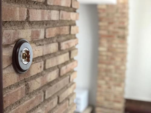 Vintage brass light switch mounted on brick wall in Room 3 at Complejo Turístico Retiro del Teatro, Almagro