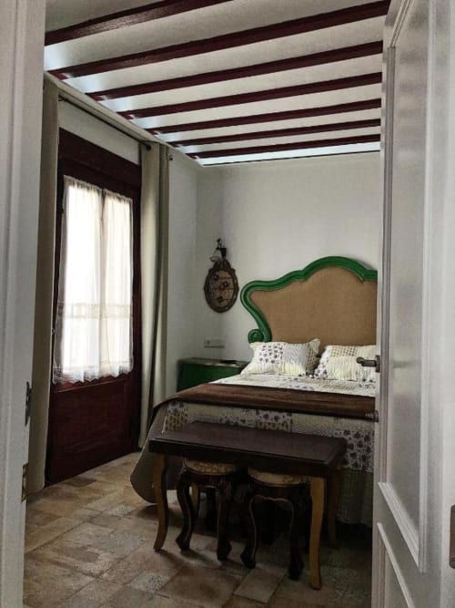Suite B bedroom at Complejo Turístico Retiro del Teatro with canopy bed, green headboard, and period decor