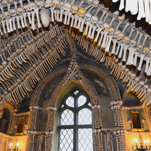 Interior da Capela dos Ossos com paredes revestidas de ossos humanos