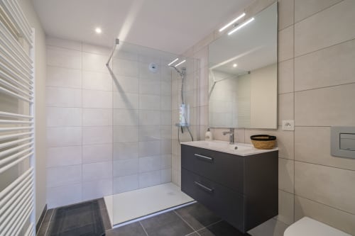 Salle de bain du gîte Le Pressoir de Sigo à Kaysersberg Vignoble, décor alsacien authentique