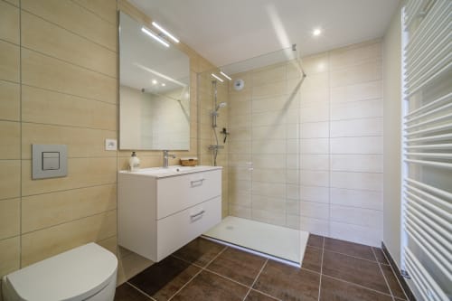 Salle de bain du gîte Le Millésime de Sigo à Kaysersberg Vignoble, décor alsacien authentique