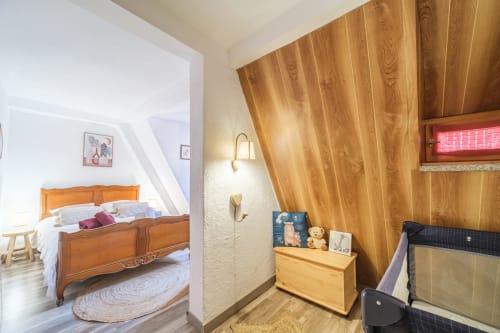 Chambre double avec décoration alsacienne dans le gîte L’Oriel du Rempart Nord