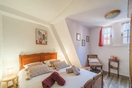Chambre double avec décoration alsacienne dans le gîte L’Oriel du Rempart Nord