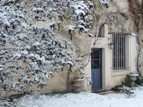 Entrée enneigée de la maison troglodytique le Vigneron aux Gîtes de la Rochère, Noizay