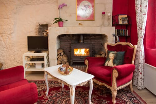 Salon cosy avec poêle au gîte le Vigneron aux Gîtes troglodytiques de la Rochère à Noizay