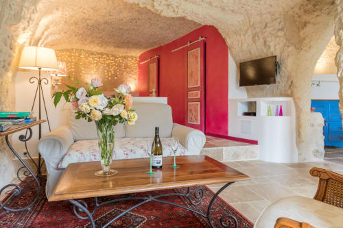 Salon du Val de Loire aux Gîtes de la Rochère avec vue sur la chambre, la salle de douche et les toilettes