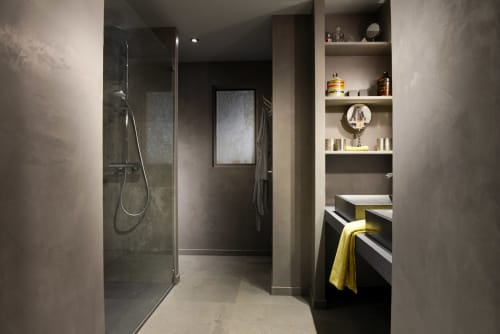 "YelloWGreY polished concrete bathroom"