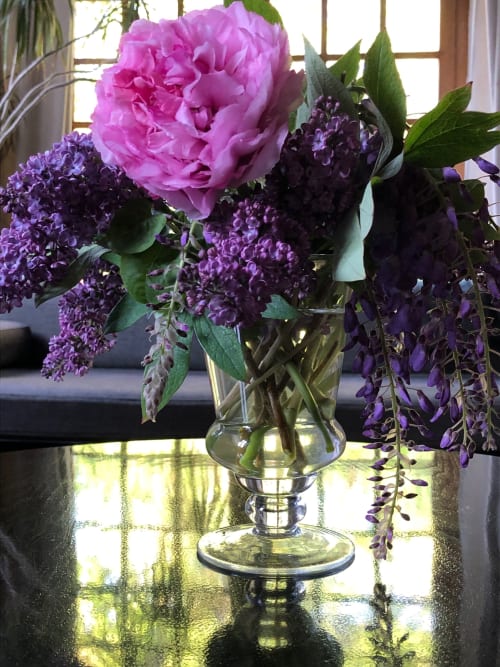 Pivoines roses et lilas violets dans un vase en verre au Domaine de l'Ocrerie, Pourrain, France