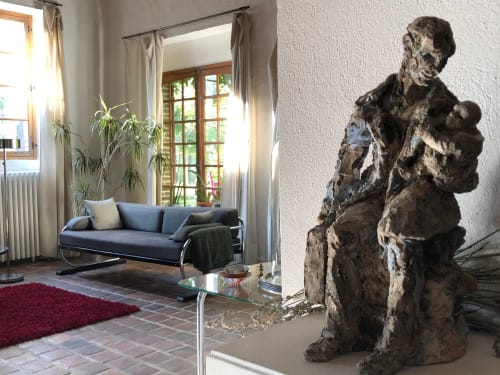 Sculpture de Monica Mariniello au Domaine de l'Ocrerie, Pourrain, avec canapé et vue sur le jardin