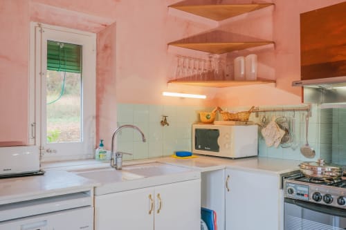 Cocina muy bién equipada. Actualmente cocinamos con vitro cerámica y el horno es eléctrico.