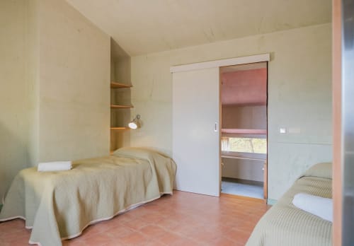 Habitación en la 2ª planta con dos o tres camas individuales.