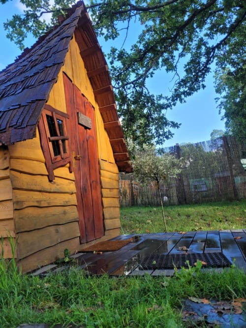 Holzhaus mit roter Tür im Garten von Les Refuges Du Chalet, Jalhay Belgien