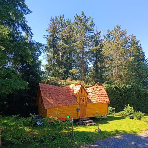 Charmant chalet en bois aux volets rouges niché dans la forêt des Refuges Du Chalet à Jalhay, Belgique