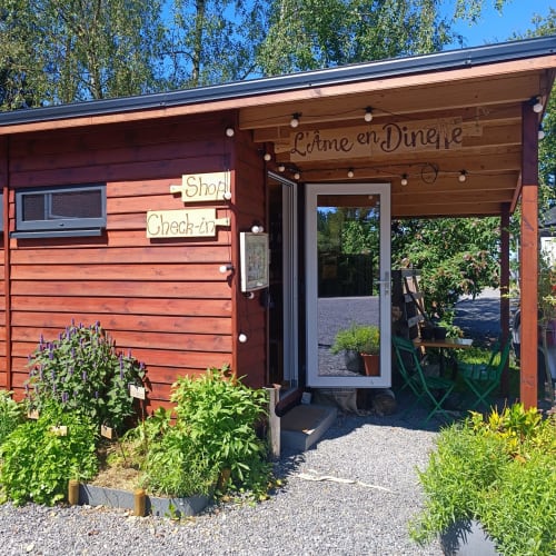 Cozy wooden cottage entrance at Les Refuges Du Chalet in Jalhay, Belgium with 'Litme en Dinette' signage