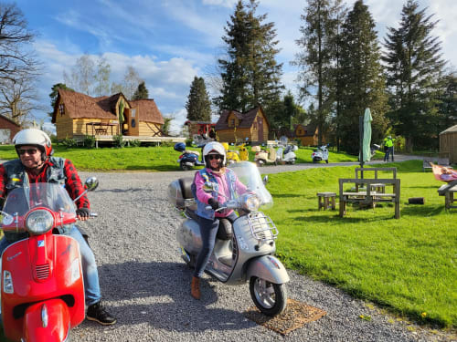 Gasten op vintage Vespa-scooters bij Les Refuges Du Chalet in Jalhay, België