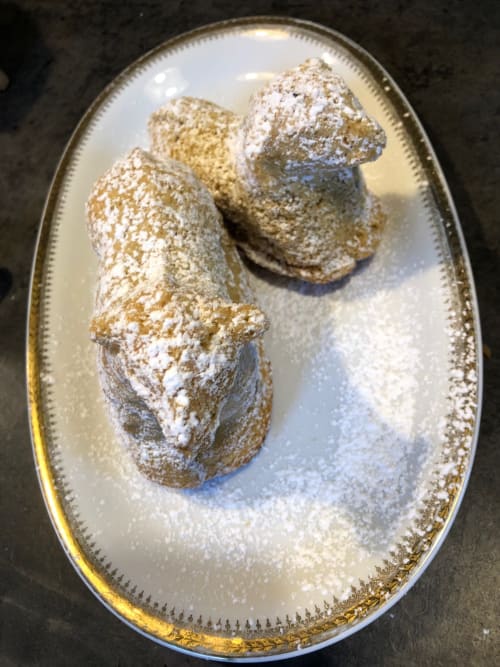 Pâtisseries poudrées 'Lammala' sur un plat ovale décoratif au Domaine de l'Ocrerie, Pourrain