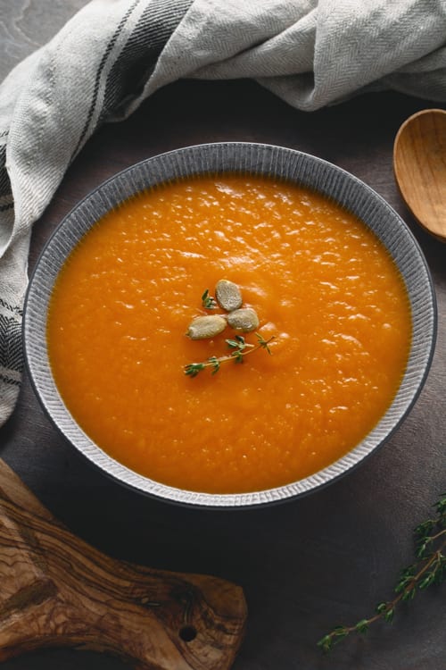 Soupe de potimarron velouté garnie de graines de courge et thym frais à Domaine de l'Ocrerie, Pourrain