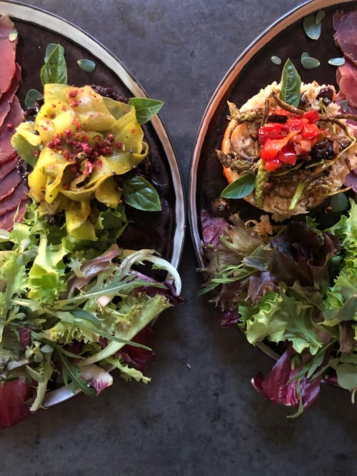 Deux plats de pâtes aux légumes frais et garnitures colorées à Domaine de l'Ocrerie, Pourrain